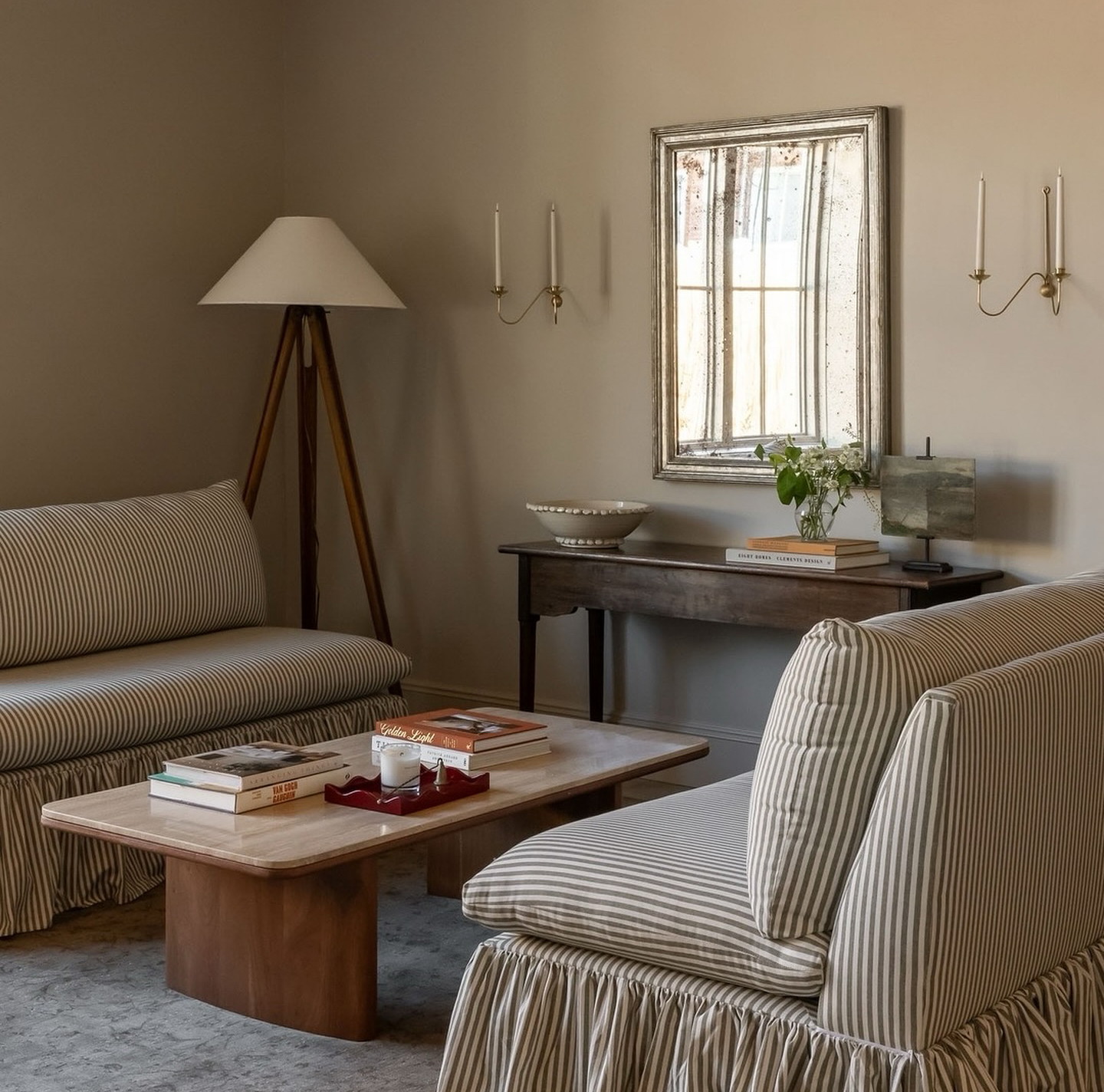 a living room filled with furniture and a lamp