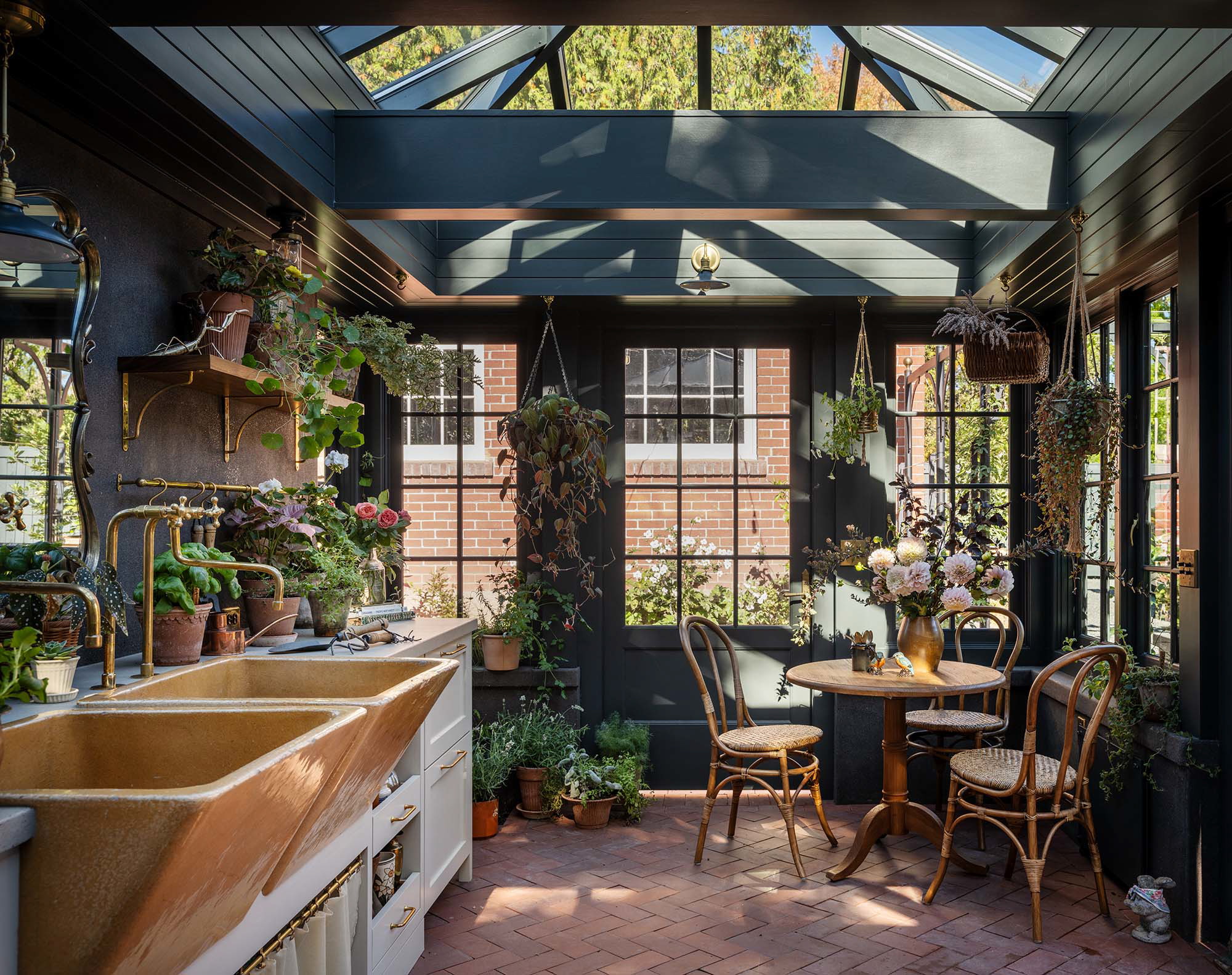 a kitchen filled with lots of potted plants