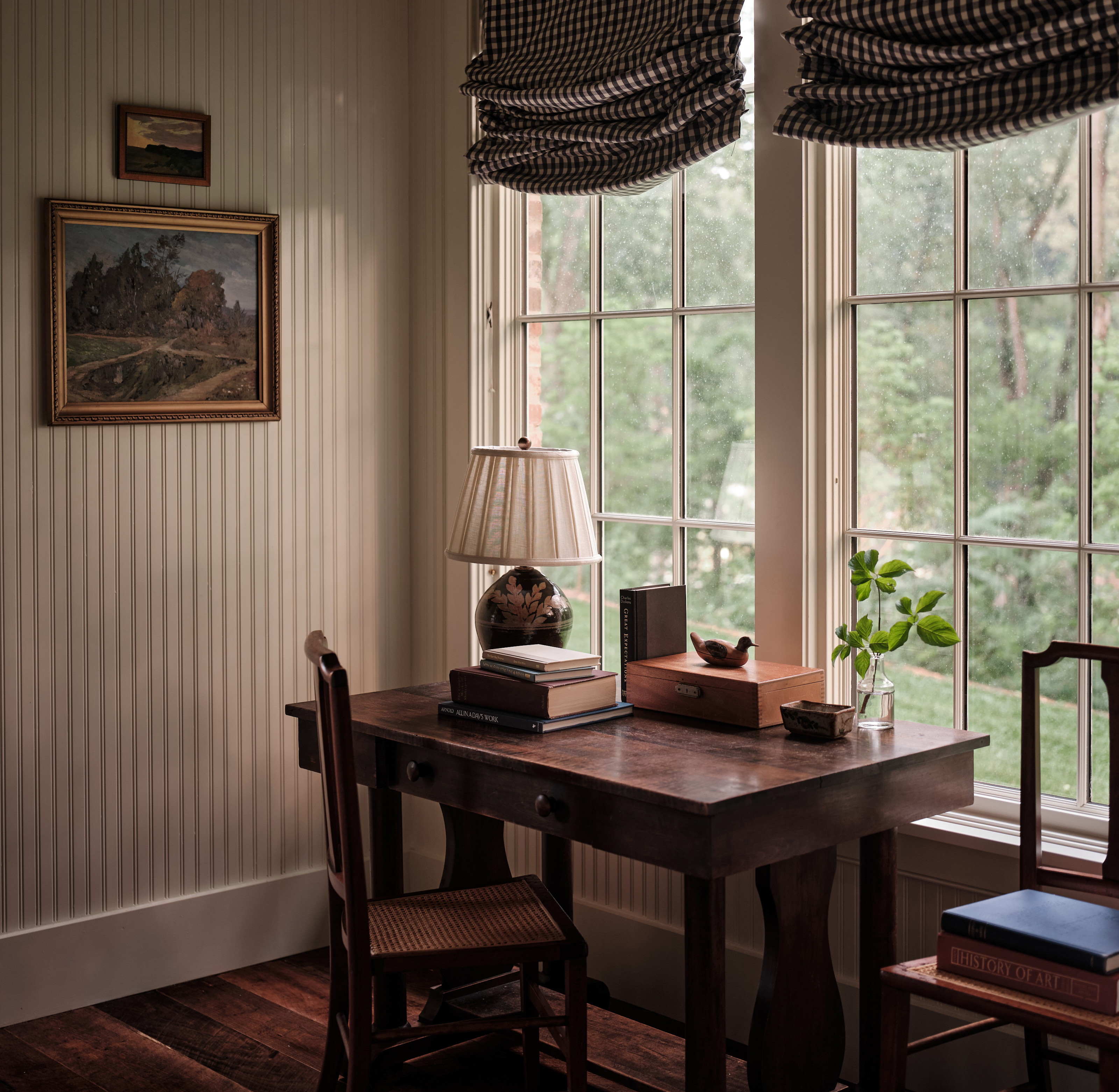 a room with a desk and two chairs