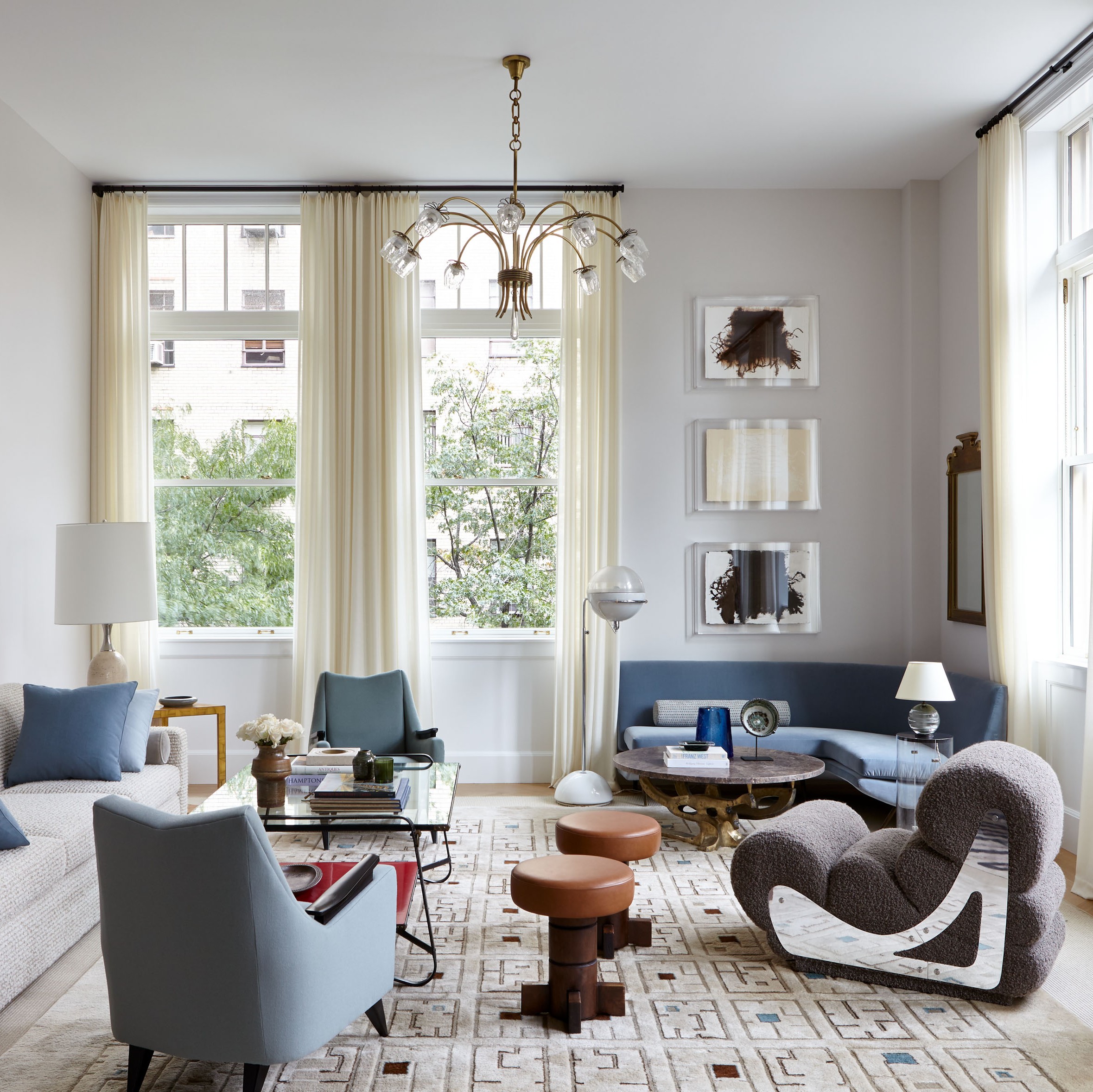 The preview image of an This Airy Manhattan Living Room Floats Above the Tree-Lined Streets article