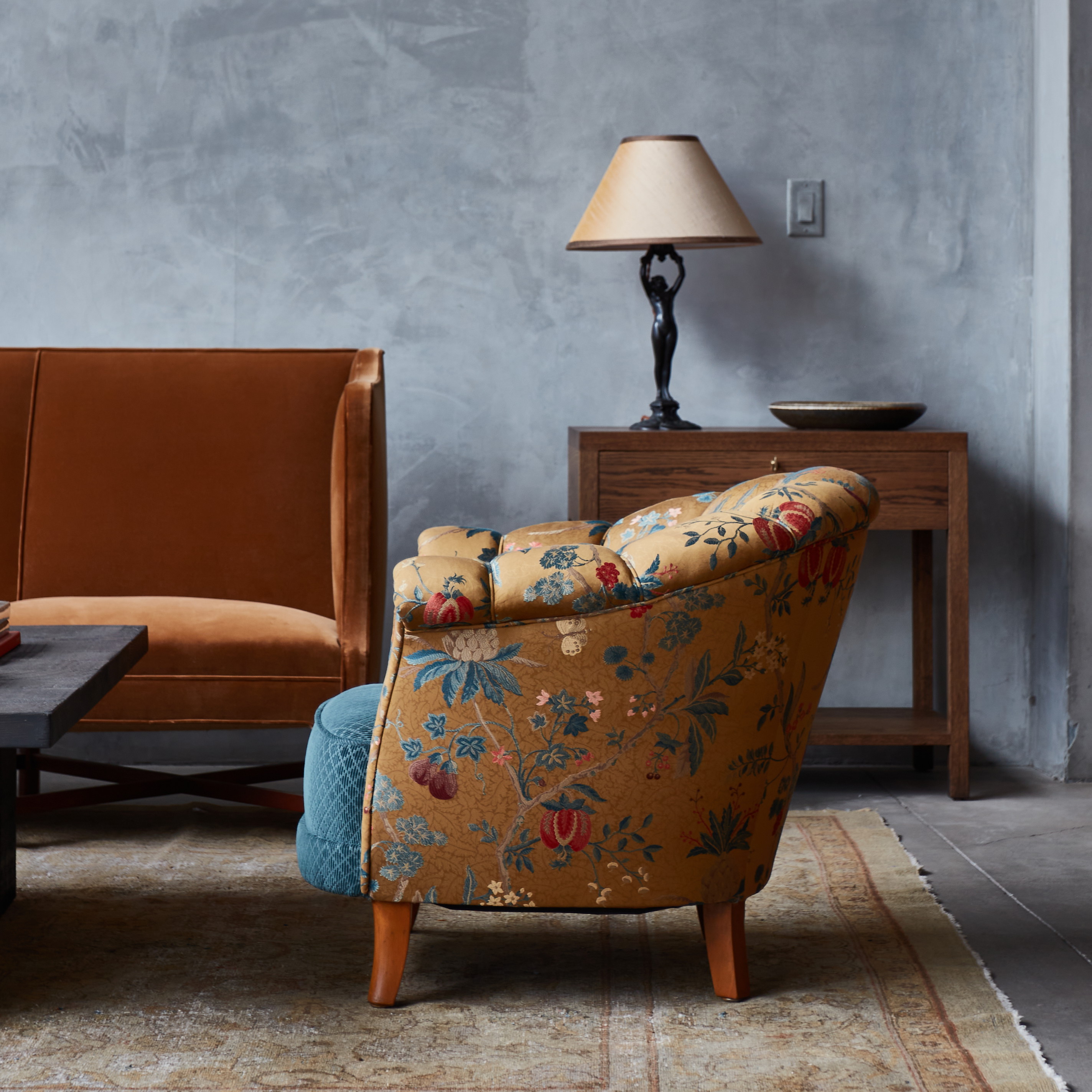 a living room filled with furniture and a lamp