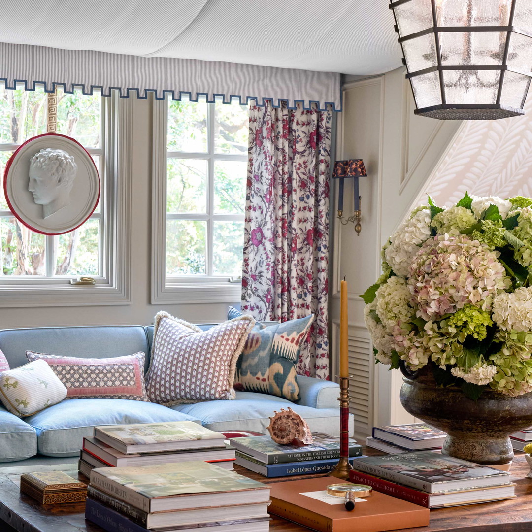 a living room filled with furniture and a lamp