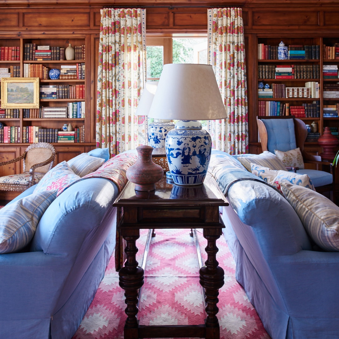 a living room filled with furniture and a lamp