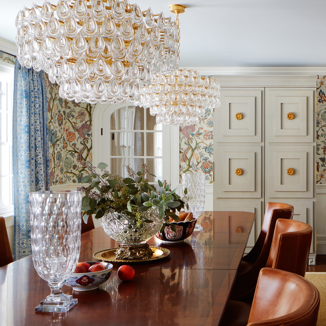 a dining room with a chandelier hanging from the ceiling