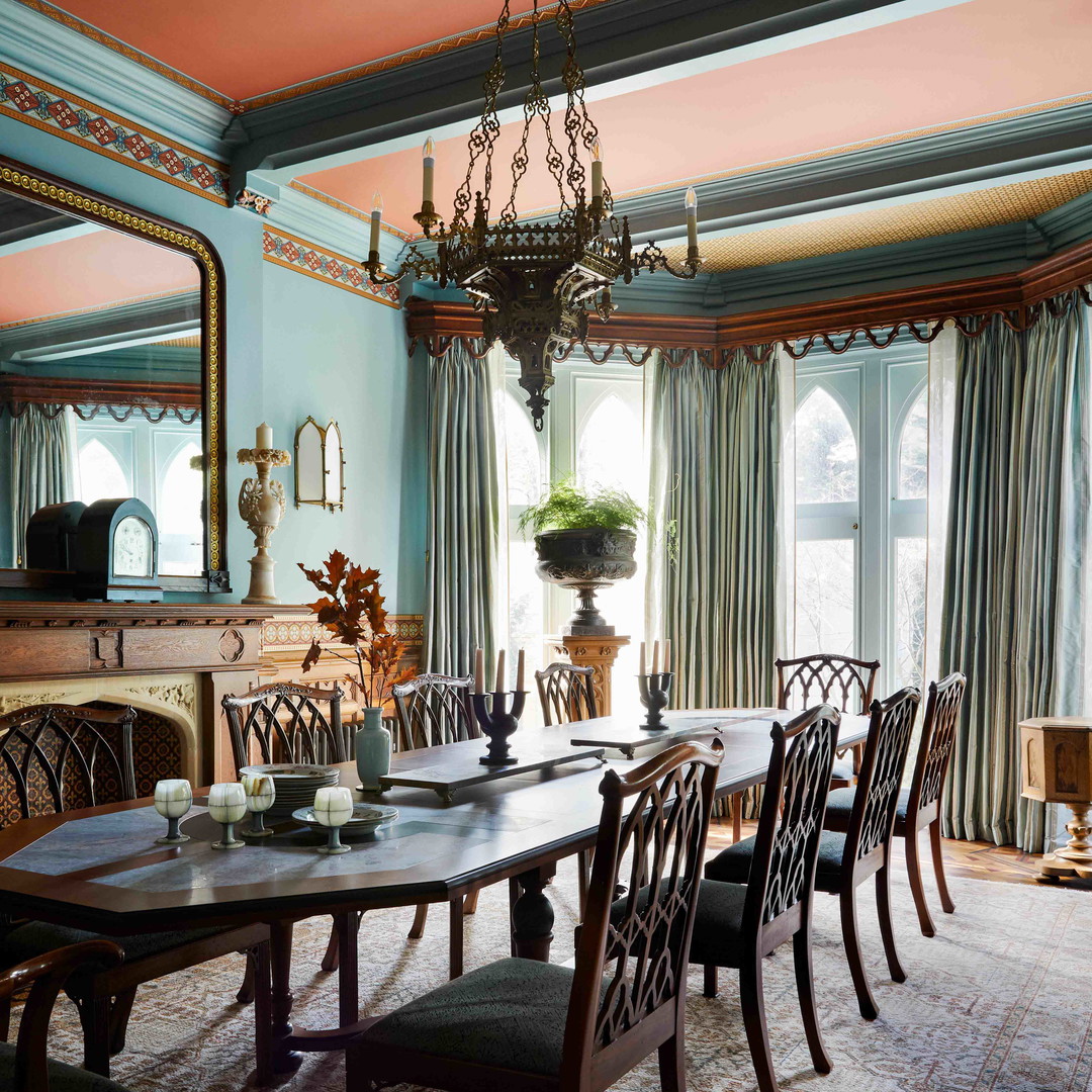 a dining room with a chandelier hanging from the ceiling