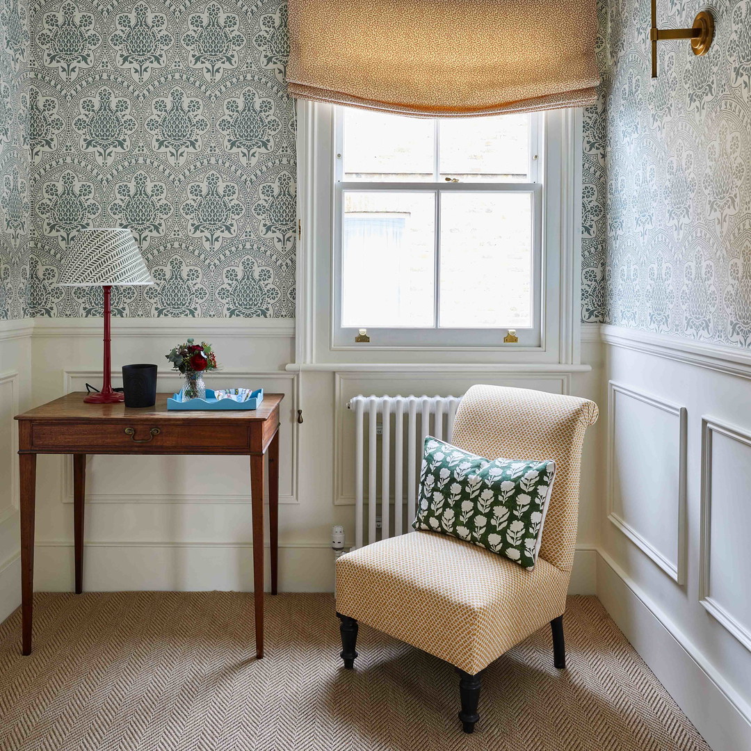 a chair and a desk in a room