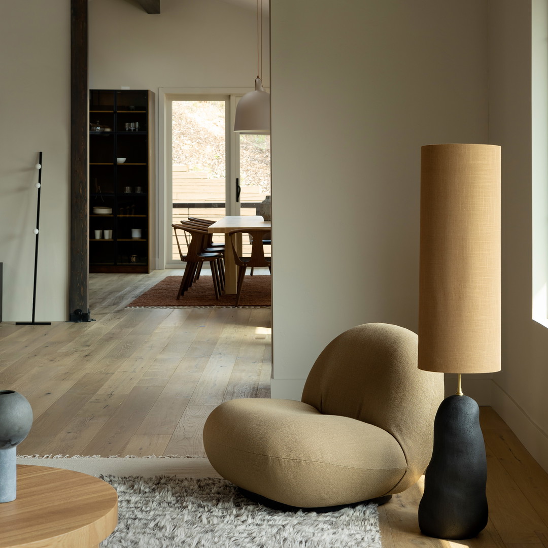 a living room filled with furniture and a lamp