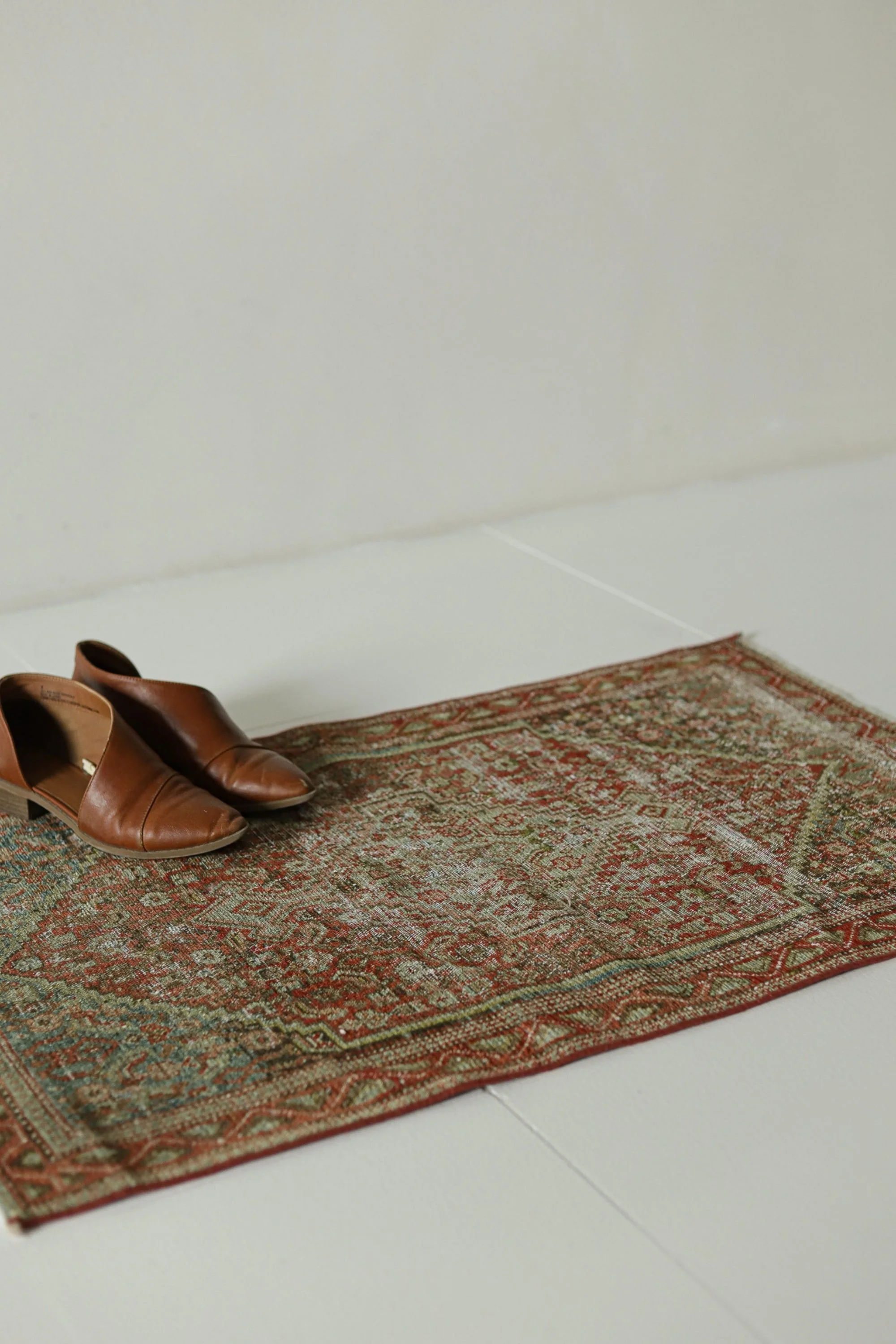 a pair of shoes sitting on top of a rug