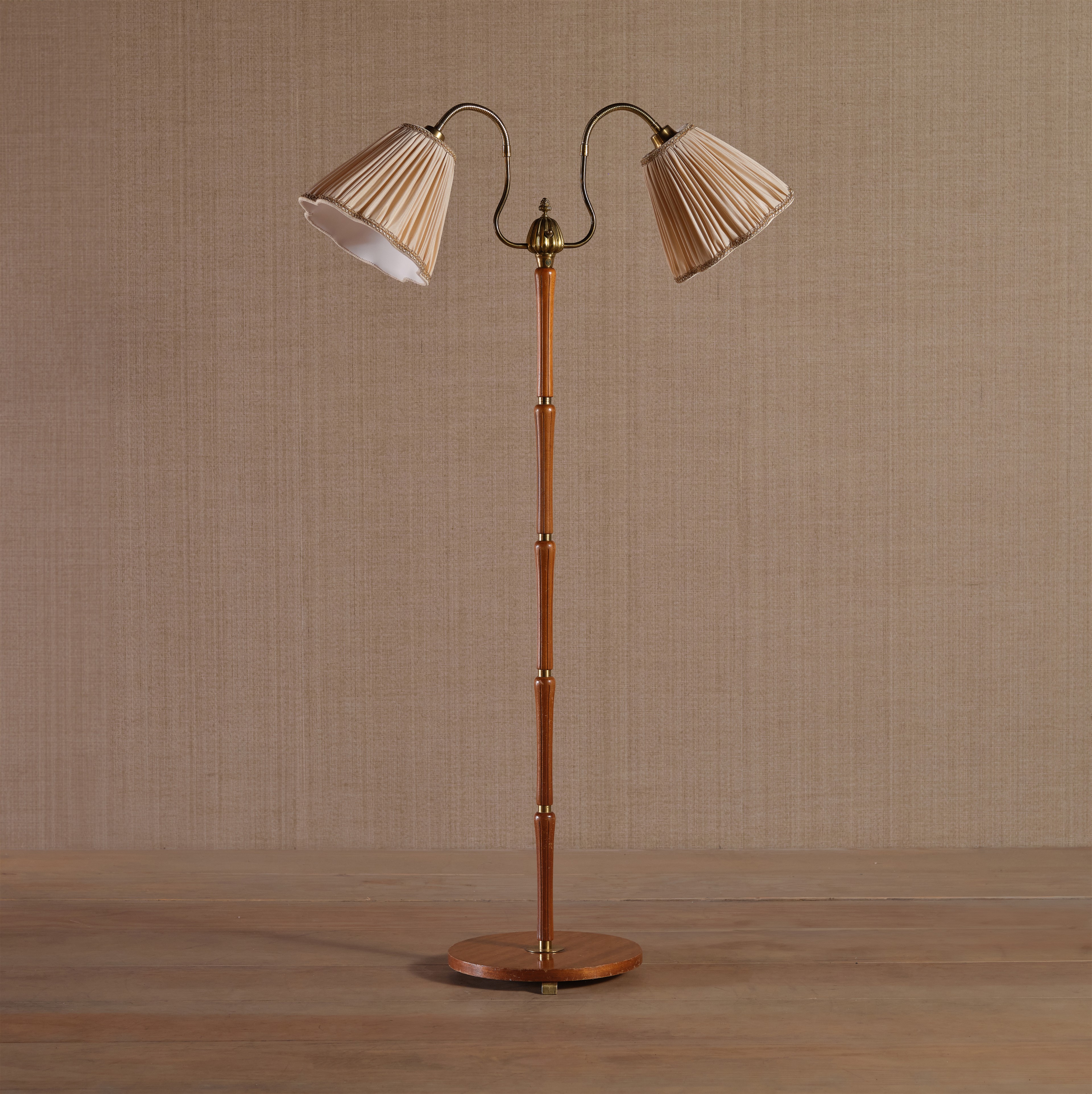 a wooden floor lamp with two lamps on top of it